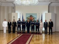 Президентът Йотова награди пожарникарите, гасили автобуса на "Челопешко шосе"