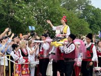 Хиляди туристи изпълниха Казанлък за кулминацията на Празника на розата
