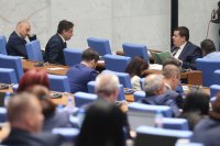 Реакции в парламента на намерението на кабинета да спре част от военната помощ за Украйна