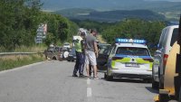 Мъж и жена са в болница след тежка верижна катастрофа край Лясковец (СНИМКИ)