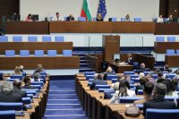 НА ЖИВО: Депутатите обсъждат дали да замразят заплатите си