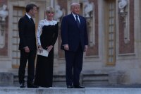 Френският президент Макрон прие Доналд Тръмп във Версайския дворец (СНИМКИ)