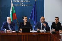 Шефовете на държавни лечебни заведения получават по-високи заплати от висши държавни ръководни кадри