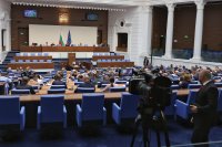 Депутатите осъдиха поредния вандалски акт срещу посолството ни в РСМ