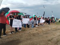 Жители на Борово излязоха на протест заради опасно кръстовище след смъртта на 19-годишен младеж (СНИМКИ)