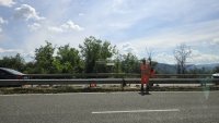 Кола блъсна трима работници от АПИ край Ботевград, единият е с опасност за живота