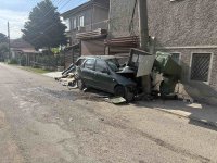 Удар в електрически стълб: Вижте момента на жестоката катастрофа с деца в Горна Оряховица (ВИДЕО)