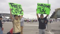 Бръснар от Лос Анджелис предлага безплатни прически по време на Световното по футбол