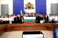 Премиерът Румен Радев връчи националното знаме на олимпийските отбори по природни науки за 2026 г.
