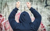 Пребиха 46-годишен мъж в двора на училище в Карнобат