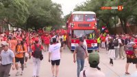 Оранжевият открит автобус поведе феновете на Нидерландия из улиците на Хюстън