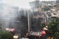 Най-малко 15 загинали при пожар в обучителен център в Индия