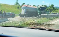 Камион скъса мантинелата на АМ "Струма" в района на Мало Бучино (ВИДЕО)