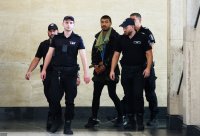 Съдът остави в ареста мъжа, избутал друг през парапет на Лъвов мост