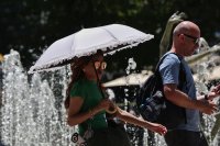 Опасно високи температури и утре, след това се очакват валежи