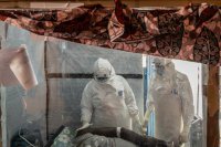 Петима души, пътували заедно с лекаря, диагностициран с ебола, са поставени под карантина