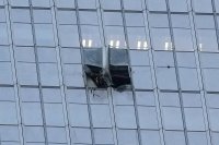 Самолет с размерите на лека кола се е разбил в най-високата сграда в Пекин