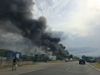 Шест пожарни екипа гасят пожар в хале за преработка на пластмаса в София