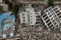 След 8 дни под руините във Венецуела спасители извадиха жив 44-годишен мъж
