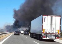 Възстановено е движението при км 88 на АМ &bdquo;Тракия&ldquo; в посока Бургас, където се запали тир