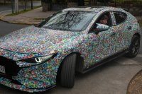 Чилиец облепи автомобила си с 15 000 футболни стикера (СНИМКИ)