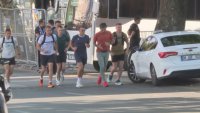 Джогинг пред НАТО: Еманюел Макрон тича с хора от охраната си