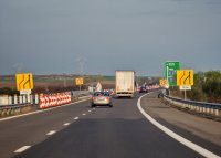 Автомобил се запали на АМ &bdquo;Тракия&ldquo; в посока София, движението е затруднено