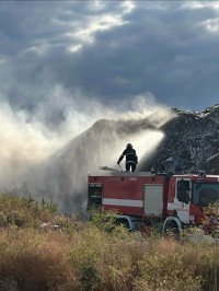 Овладян е пожарът в Регионалния център за управление на отпадъците край Ракитница