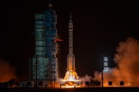 Екипажът на китайската космическа мисия "Шънчжоу-23" тества ново измервателно устройство в орбита