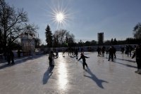 Разширяват ледената пързалка в София, организират безплатни посещения на 800 ученици дневно