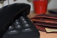 Задържаха мъж и жена за телефонна измама за 10 000 евро в Сливен