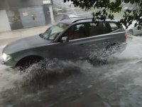 Силна буря с пороен дъжд и ураганен вятър връхлетя Варна (СНИМКИ)
