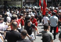 Водни оръдия, сълзотворен газ и сблъсъци с полицията пред албанския парламент (СНИМКИ)