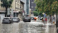 Щетите от бурята във Варна: Наводнения в целия град, неработещи светофари и блокирани хора в колите си (ОБЗОР)