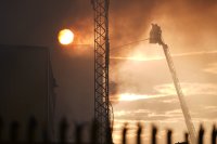 Общо 20 пожарникари са потърсили болнична помощ след пожар в индустриален комплекс в Есекс