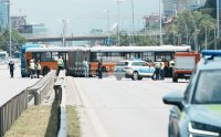 Автобус скъса мантинела на булевард &bdquo;Цариградско шосе&ldquo; в София, трима души са откарани в болници