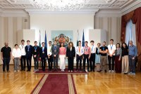 Илияна Йотова проведе среща с олимпийските ни медалисти по природни науки и техните ръководители