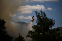 Двама души загинаха при сблъсък на два пожарни хеликоптера в Гърция