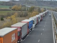 Спират тировете по магистралите "Струма", "Тракия" и през Кресненското дефиле в пиковите часове в петък и събота