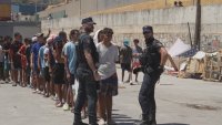 1100 непридружени младежи остават в Сеута: Загиналите при нахлуването от Мароко са поне 100