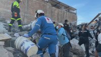 Расте броят на жертвите и се издирват още оцелели след труса в Колумбия