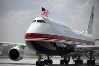 Прехвърлен с камион за кетъринг, Тръмп сменил самолета в Турция заради заплаха, а журналистите останали на борда