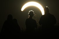 Рядко слънчево затъмнение беше наблюдавано в Европа, като потопи Испания в мрак