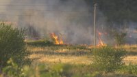 Голям пожар край Карлово: Предполага се, че огънят е тръгнал от искра на влакова композиция