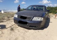 Багер изтегли автомобила, затънал в дюните в Китен