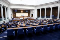 На първо четене: Премахва се продуктовата такса за моторните превозни средства