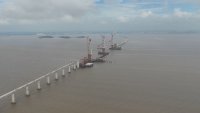 Готови са основните пилони на най-дългия железопътен мост над море в света