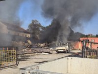 Пожар горя в складови и производствени помещения в Свищов