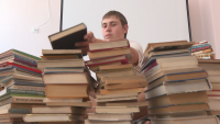 Добрият пример: 333 книги дари 17-годишен младеж на библиотеката в благоевградското село Бараково