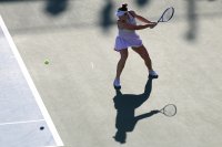 Линда Носкова оцеля в трисетова битка и продължава напред на US Open